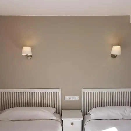 Отель Hotel Roman Навесес